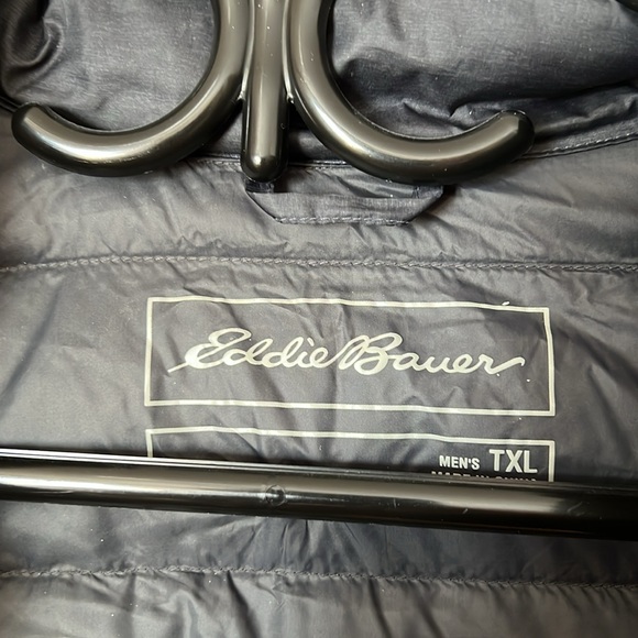Eddie Bauer XLT Puffer Jacket
Grey in color
Lightly worn
80% Down
20% Waterfowl - Picture 2 of 4